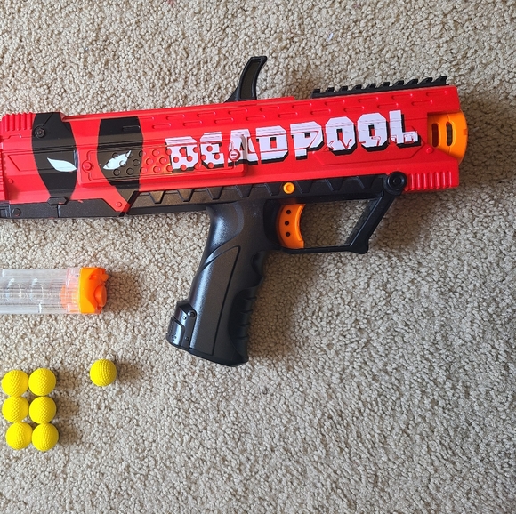 Marvel Deadpool Rival Nerf Gun - Picture 2 of 4